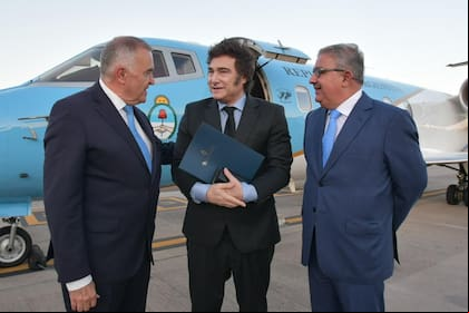 Javier Milei, junto a los gobernadores peronistas Osvaldo Jaldo y Raú Jalil