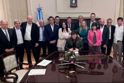 Javier Milei reunió hoy a su gabinete y posó con los ministros y una motosierra