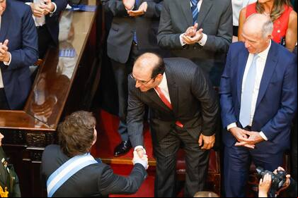 Javier Milei saluda a Manuel García-Mansilla antes de dar su discurso ante la Asamblea Legislativa