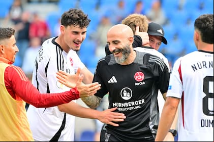 Javier Pinola con los jugadores de Núremberg, en Alemania, el club que lo tiene como uno de sus ídolos máximos.