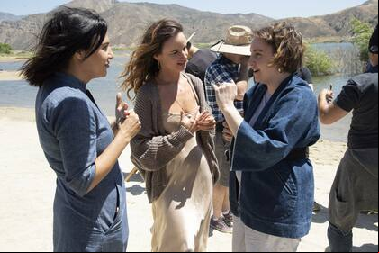 Jenni Konner, Juliette Lewis y Lena Dunham en el rodaje de Camping