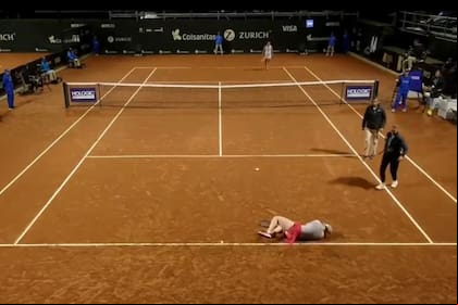 Jones yace en el suelo tras desplomarse mientras jugaba contra la argentina Riera