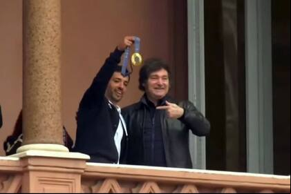 José Maligno Torres, con Javier Milei, muestra la medalla dorada desde el balcón de la Casa Rosada