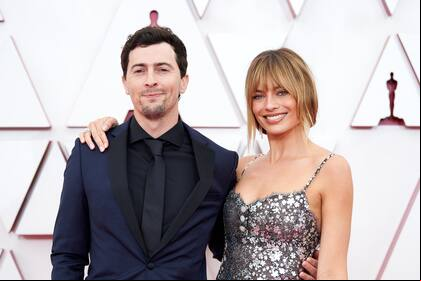 Josey McNamara junto a Margot Robbie, en una entrega de premios realizada en 2021