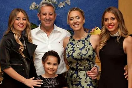Julio Cobos junto a su nueva familia. A los 65 años será nuevamente papá. Su actual mujer, Natalia Obon, está embaraza. Todos esperan ansiosos a Isabella.