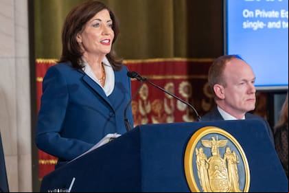 Kathy Hochul, junto a varios funcionarios, anunció el presupuesto estatal de 2026; esto es lo que pasará con los cheques destinados a familias de clase media