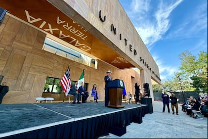 Ken Salazar develó la placa de la nueva sede de la Embajada de Estados Unidos en Ciudad de México
