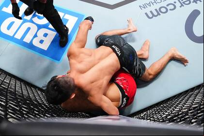 Kevin Vallejos demolió a SeungWoo Choi en su debut en UFC Vegas 104. (Photo by Chris Unger/Zuffa LLC)