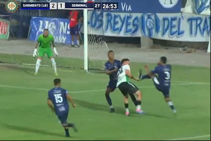 La acción en la que Alan Tevez, de Sarmiento, golpea a Nicolás Rosa y no es sancionado el penal para Germinal de Rawson