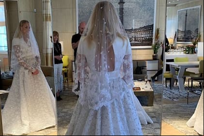 La actriz de Game of Thrones lució un modelo de Luis Vuitton
