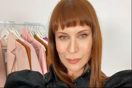 La asesora de moda se mostró en silla de ruedas desde el hospital y generó preocupación