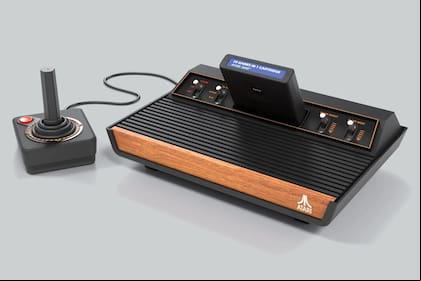 La Atari 2600+ retoma el diseño de la consola de 1980, e incluso es compatible con los cartuchos originales