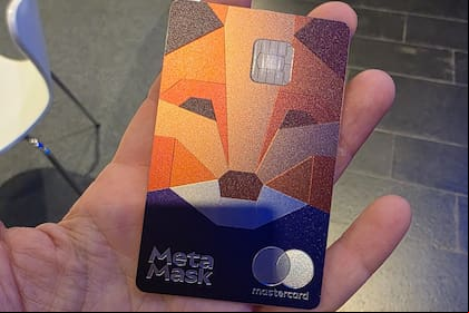 La billetera cripto MetaMask tiene su propia tarjeta de débito convencional