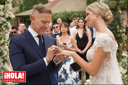 La ceremonia estuvo a cargo de Gabriel Rolón. Aquí, el momento de los anillos.
