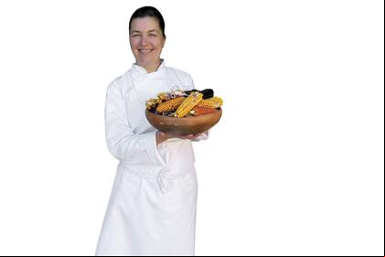 La cocinera Florencia Rodríguez con una vasija con alimentos norteños.