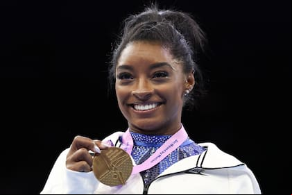 La estadounidense Simone Biles sostiene su medalla de oro tras ganar el All-Around individual en el Campeonato del Mundo en Antwerp, Bélgica el viernes 6 de octubre del 2023. (AP Foto/Geert vanden Wijngaert)