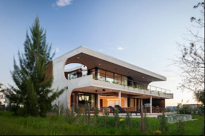 La estructura exterior destaca por sus formas curvas y fluidas