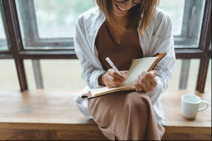 La grafología sostiene que ciertas características en la escritura, como la mezcla de mayúsculas y minúsculas, pueden revelar rasgos importantes del individuo (Canva)