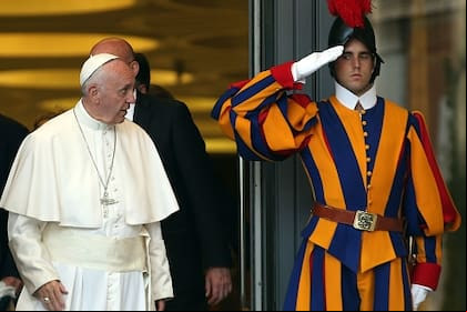 La Guardia Suiza Pontificia, fundada por el Papa Julio II en 1506, es un cuerpo militar formado por ciudadanos suizos, cuya tarea principal es velar por la seguridad del Sumo Pontífice y de su residencia.