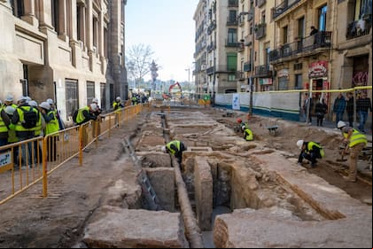 La imagen refleja las casas medievales que encontraron bajo el asfalto
