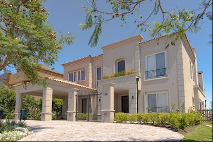 La inflación reciente en pesos, combinada con el brusco incremento del dólar oficial en los últimos meses de 2023, llevó a los costos de construcción de las casas en barrios privados a un nuevo nivel
