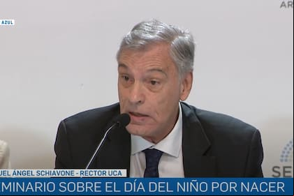 “La inserción laboral de la mujer parecería un éxito y en realidad creo que es un fracaso hacernos trabajar día y noche, día y noche. Esto más o menos como incorporar a la mujer al tema de la práctica deportiva. ¿Qué hay detrás de todo esto?”, apuntó Schiavone