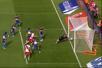 La jugada del partido: Romero se esfuerza para rechazar la pelota. El árbitro había cobrado gol, pero el VAR determinó que la pelota no había ingresado