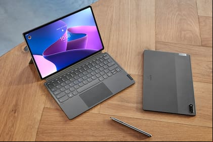 La Lenovo Tab P12 Pro es una tableta con pantalla de 12,6 pulgadas que se vende con una funda que incluye un teclado de tamaño estándar, y que permite usarla como una notebook