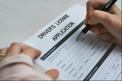 La Ley de Conducción Segura y Responsable (AB 60) entró en vigor en 2015 y permite que todos los californianos elegibles soliciten una licencia de conducir