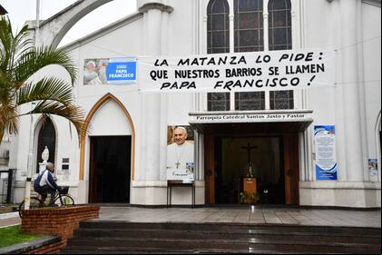 La leyenda en el frente de la parroquia Catedral Santos Justo y Pastor, en La Matanza