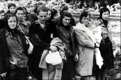 La llegada de los judíos húngaros a Auschwitz-Birkenau, en la Polonia ocupada por los alemanes, junio de 1944. Entre el 2 de mayo y el 9 de julio, más de 430.000 judíos húngaros fueron deportados a Auschwitz (Foto de Galerie Bilderwelt/Getty Images)