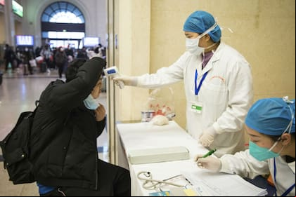 La localidad donde viven 11 millones de personas, en el centro de China, quedó bajo el ojo de la tormenta después de que se originara allí el nuevo coronavirus que generó nueve muertes en el país y ahora cerró sus puertas al mundo con la esperanza de detener la epidemia.