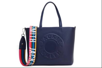 La marca de carteras y rios Jackie Smith fue protagonista de un fin de semana de locura en un local de Palermo que hizo una feria de descuentos