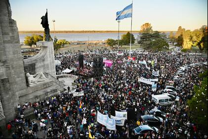 La marcha universitaria en el Monumento a la Bandera, en Rosario