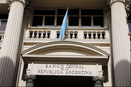 La medida del BCRA reduce el interés que los principales bancos ofrecen a los ahorristas