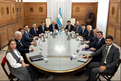 La mesa del salón de los escudos donde el Gobierno recibió a los mandatarios de JxC