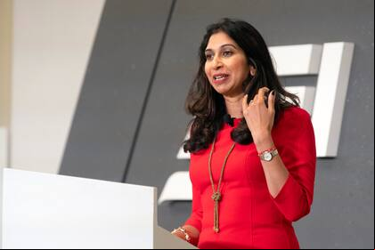 La ministra del Interior británica, Suella Braverman, pronuncia un discurso sobre temas migratorios ante el American Enterprise Institute, el martes 26 de septiembre de 2023, en Washington. (AP Foto/Kevin Wolf)
