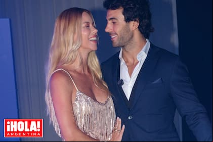 La modelo y el piloto se mostraron enamoradísimos durante toda la fiesta en la que dijeron presente familiares, amigos, empresarios y gente del mundo automovilístico.