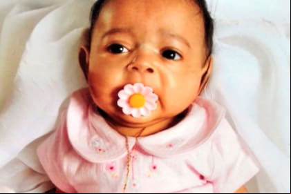La niña nació sin huesos y revolucionó el mundo de la medicina (Captura video)