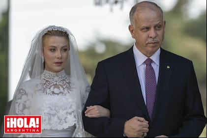 La novia ingresa del brazo de su padre.