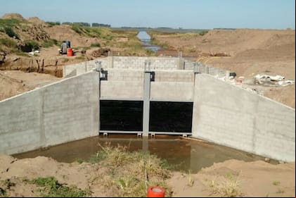 La obra para la salida del agua con control por gravedad