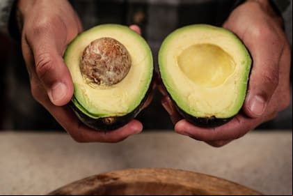 La palta o aguacate es utilizada en diversos platos pero, ¿es bueno consumirla por las noches? (Foto Pexels)