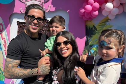 La pareja celebró los cinco años de Olivia en Londres, rodeados de los amigos y familiares en su casa (Foto: Instagram @enzojfernandez)