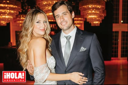 La pareja, que había pospuesto la boda en 2020 por la pandemia, tuvo su final feliz. “Cuando Guido me propuso casamiento, supe que él iba a ser el amor
de mi vida y para siempre, que quería todo con él”, dijo la modelo en exclusiva a ¡Hola! Argentina.