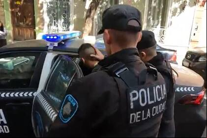 La policía de la Ciudad detiene a los delincuentes.