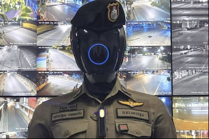 La Policía de Tailandia presentó a AI Police Cyborg 1.0, un robot diseñado para reforzar la seguridad pública: tiene a las cámaras de seguridad, controla drones e incorpora reconocimiento facial de los transeúntes