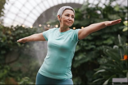 La práctica regular de ejercicio físico emerge como una herramienta con beneficios significativos