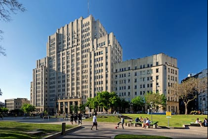 La sede actual de la Facultad de Medicina de la UBA frente a la Plaza Houssay