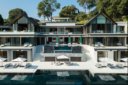 La villa se encuentra en Phuket, una pequeña isla tropical al sur de Tailandia