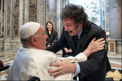 La visita de feberero de 2024 al Vaticano, con el saludo del Papa con Milei; atrás, la excanciller Diana Mondino